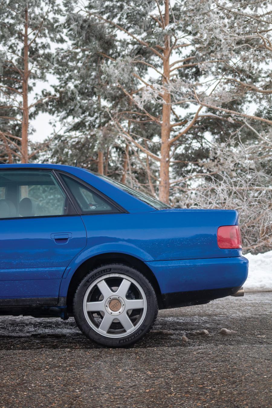 Детали экстерьера Audi S6 Plus (4A, C4) 1996 года  (фото 13 из 58)